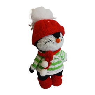 Peluche pingüino navideño hecho a mano a ganchillo (amigurumi). - Imagen 2
