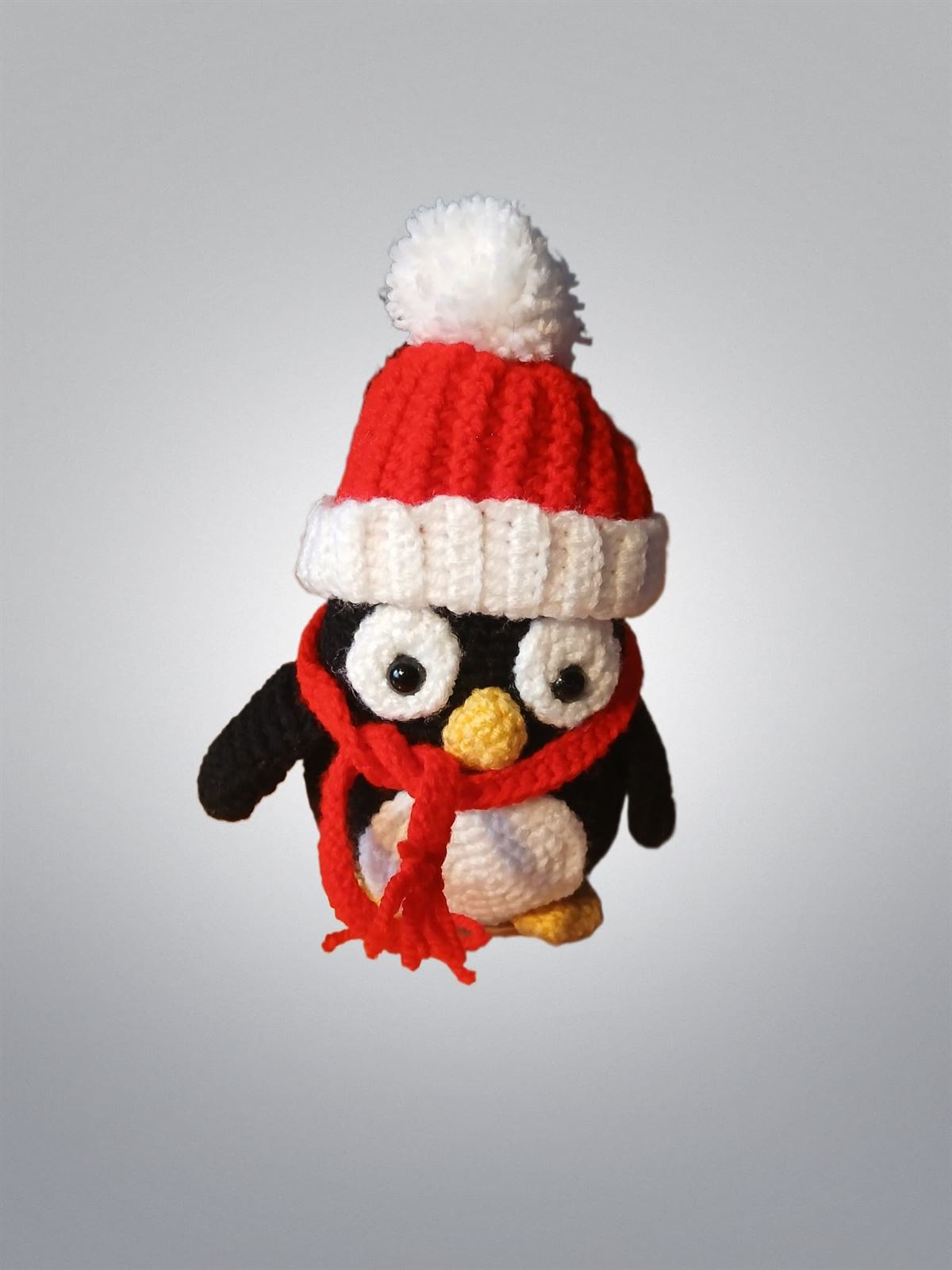 Peluche pingüino navideño-navidad con gorro hecho a mano a ganchillo (amigurumi). - Imagen 1