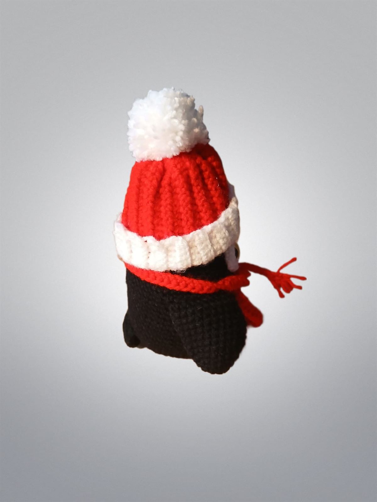 Peluche pingüino navideño-navidad con gorro hecho a mano a ganchillo (amigurumi). - Imagen 2