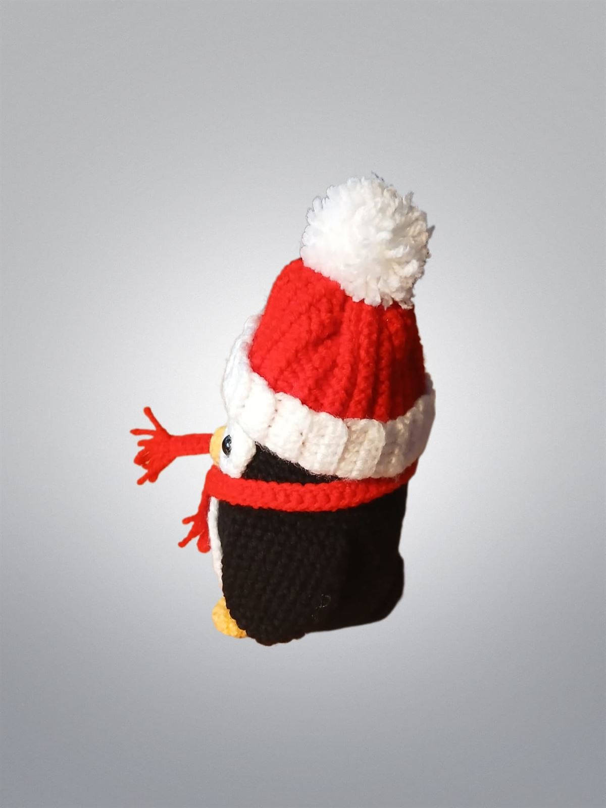 Peluche pingüino navideño-navidad con gorro hecho a mano a ganchillo (amigurumi). - Imagen 3