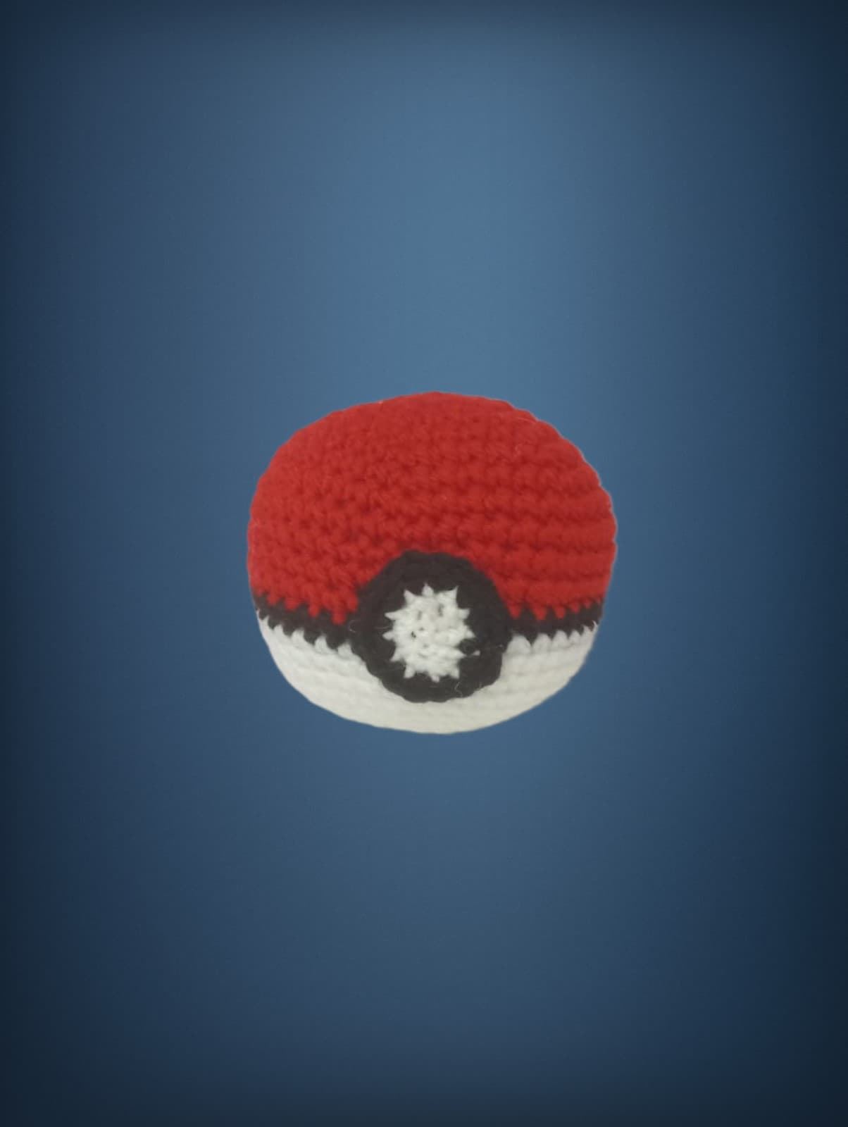 Peluche pokeball hecho a mano a ganchillo (amigurumi). - Imagen 1