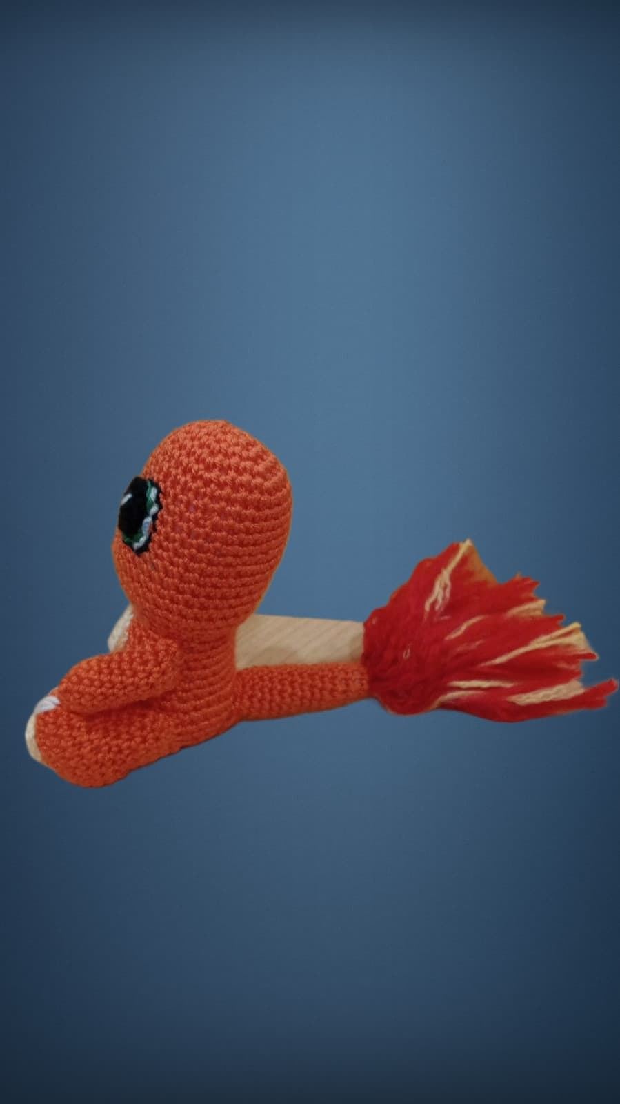 Peluche pokemon charmander hecho a mano a ganchillo (amigurumi). - Imagen 3