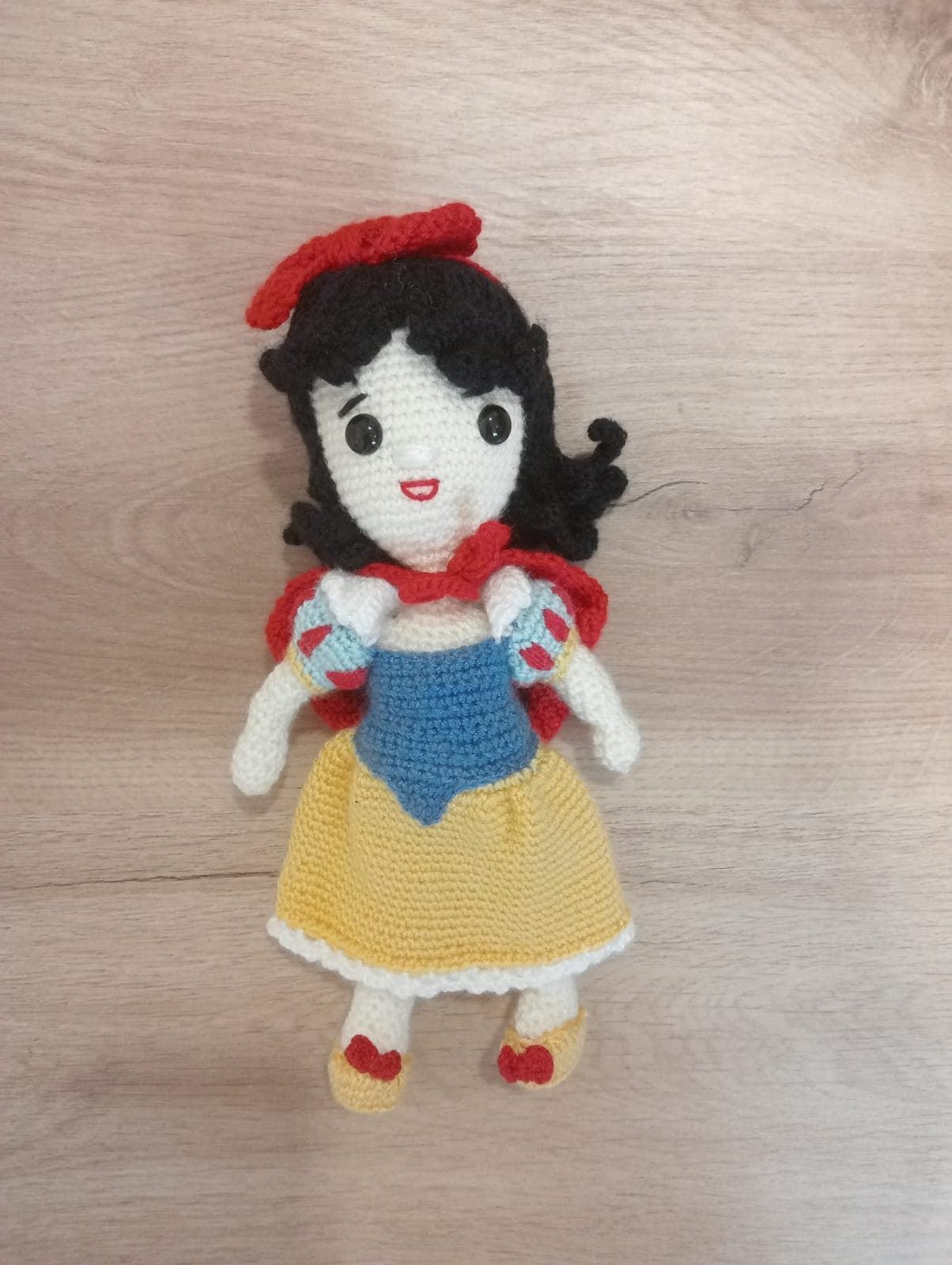 Peluche princesa blancanieves hecho a mano a ganchillo (amigurumi). - Imagen 1