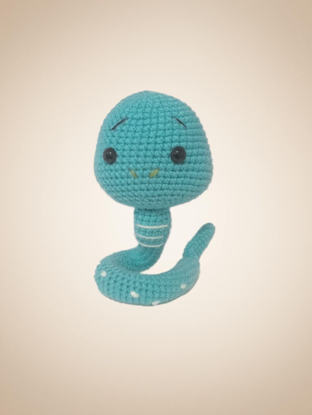 Peluche serpiente hecho a mano a ganchillo (amigurumi). - Imagen 3