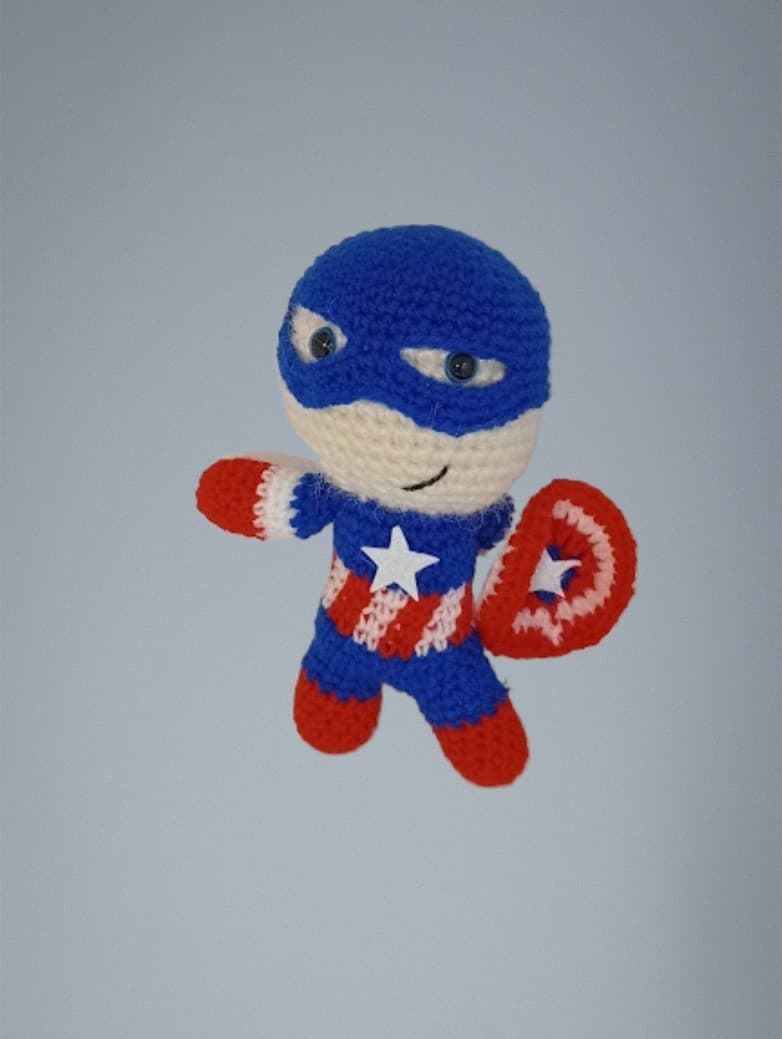 Peluche superhéroe capitán américa hecho a mano a ganchillo (amigurumi). - Imagen 1