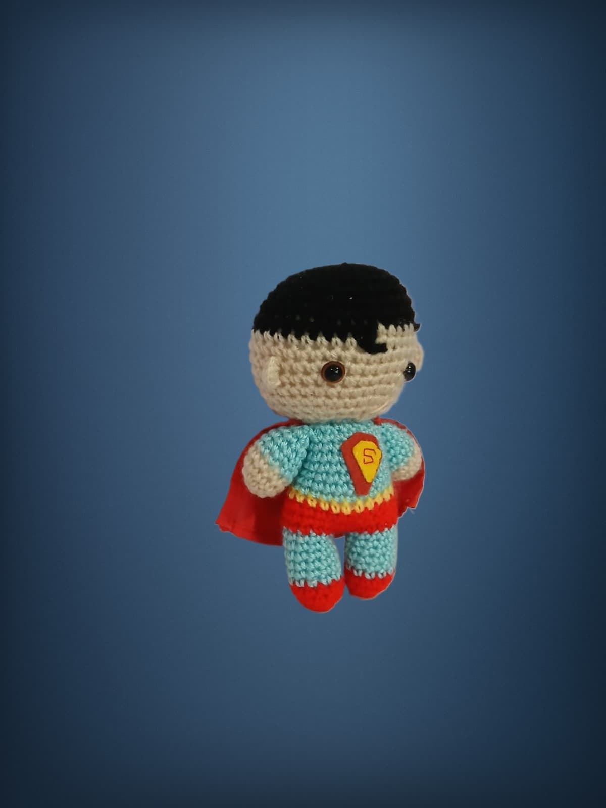 Peluche superhéroe superman hecho a mano a ganchillo (amigurumi). - Imagen 1