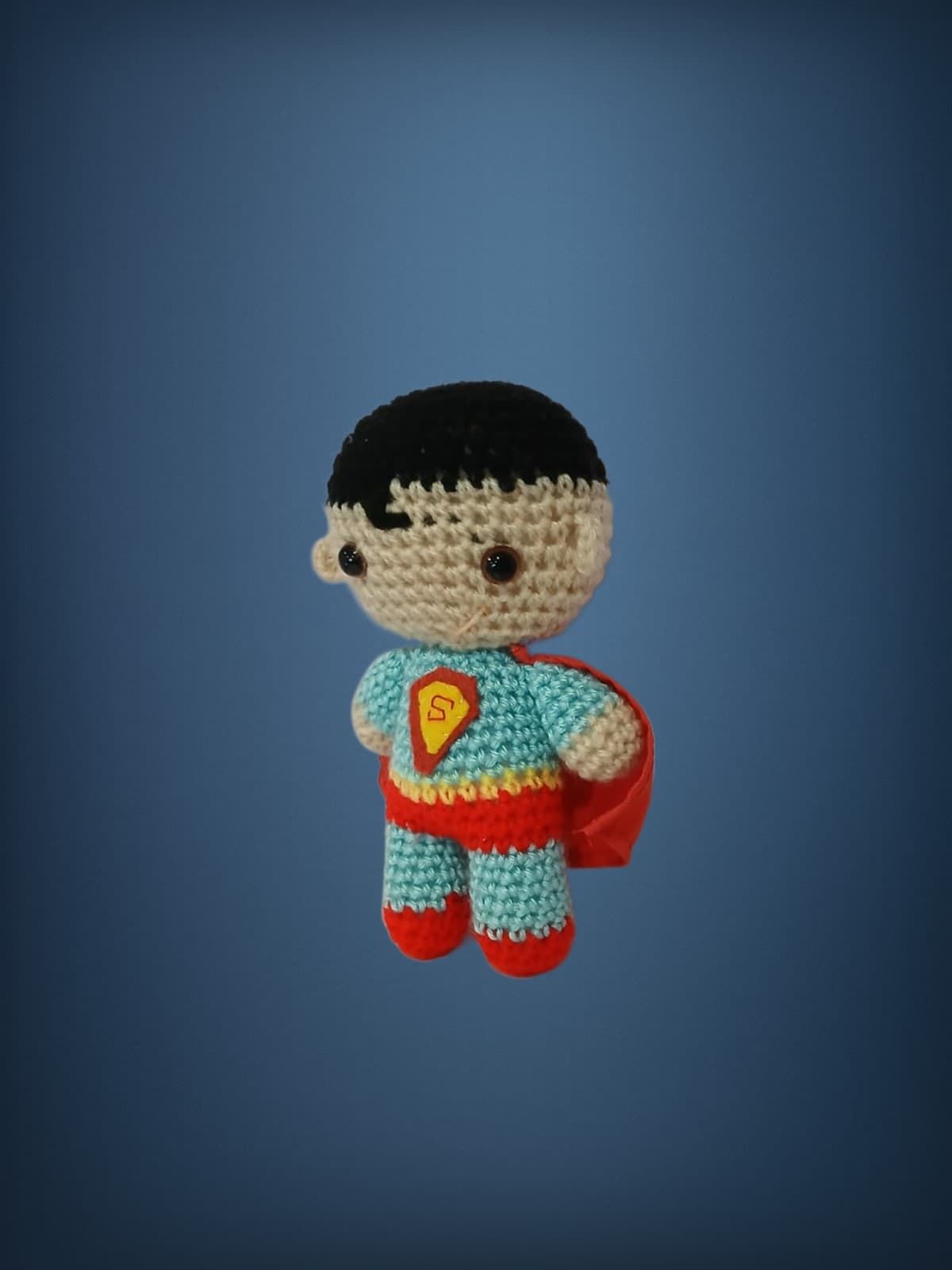 Peluche superhéroe superman hecho a mano a ganchillo (amigurumi). - Imagen 2