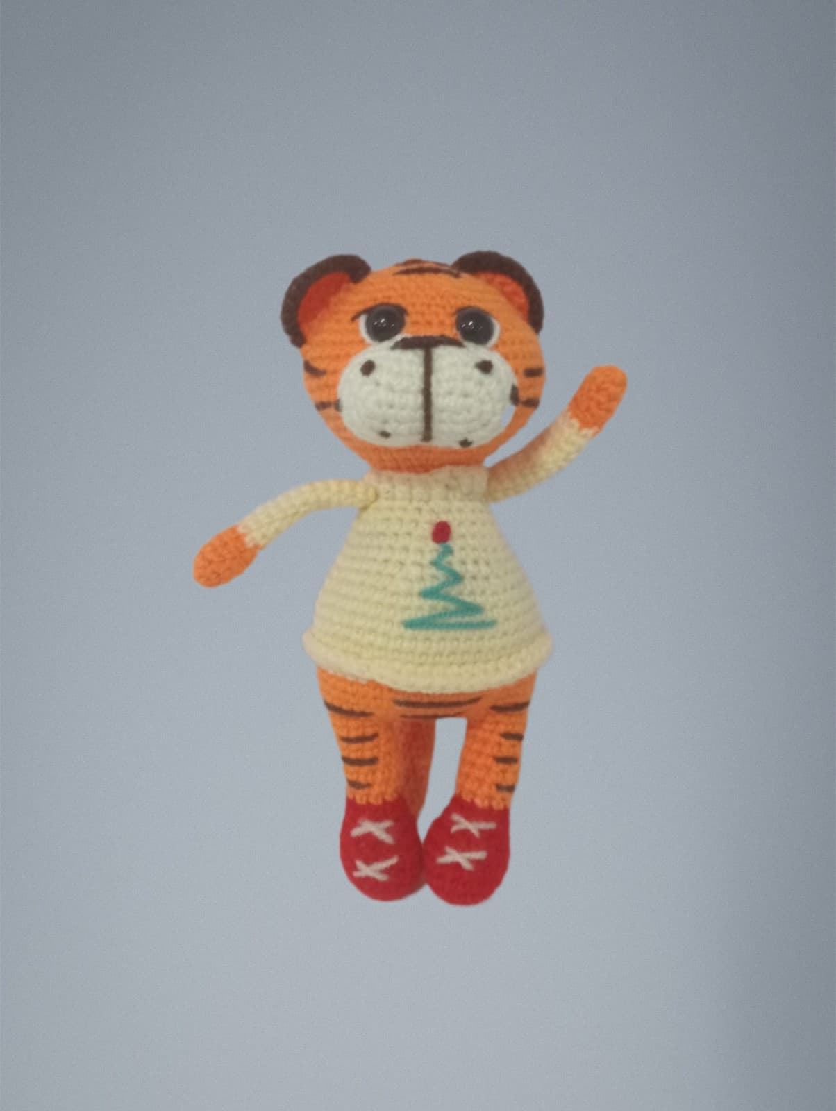 Peluche tigre con jersey hecho a mano a ganchillo (amigurumi). - Imagen 1