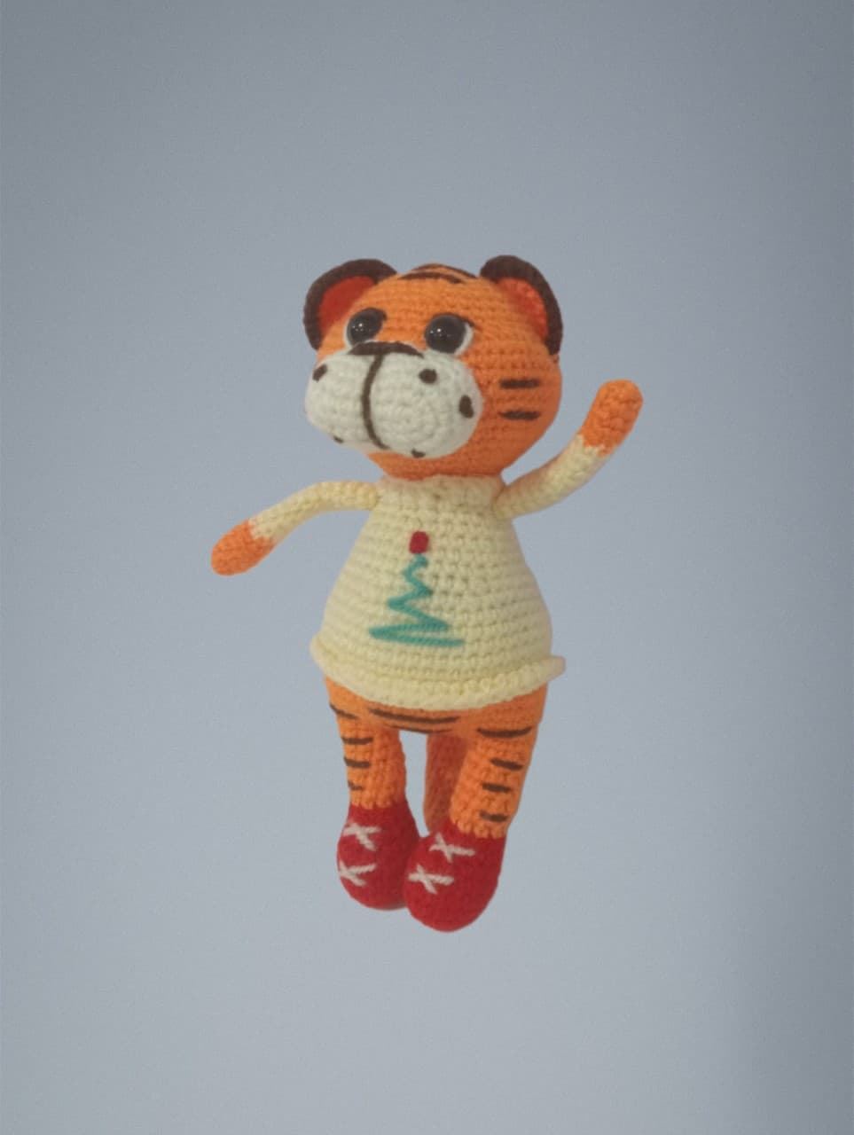 Peluche tigre con jersey hecho a mano a ganchillo (amigurumi). - Imagen 2