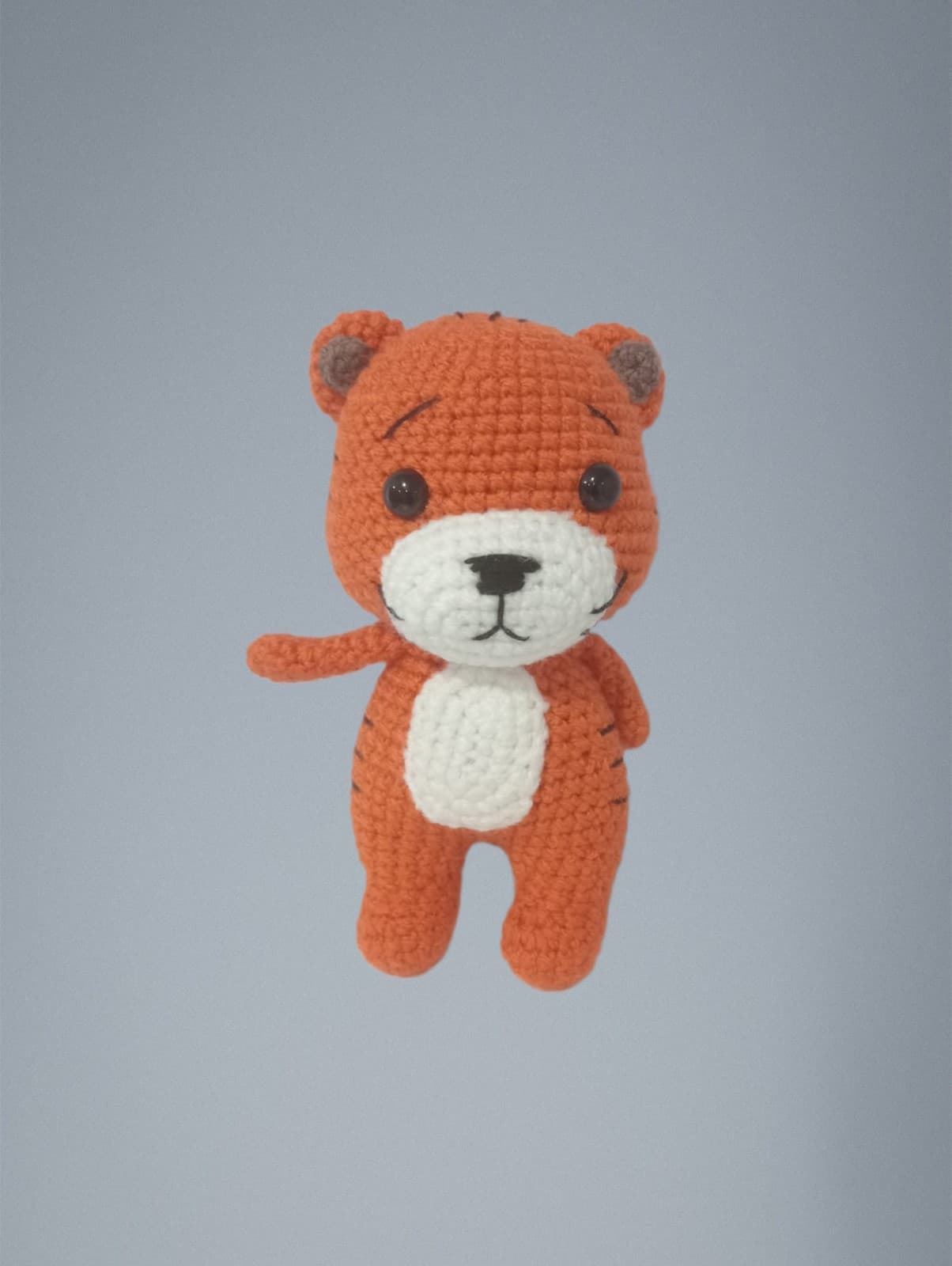 Peluche tigre hecho a mano a ganchillo (amigurumi). - Imagen 2