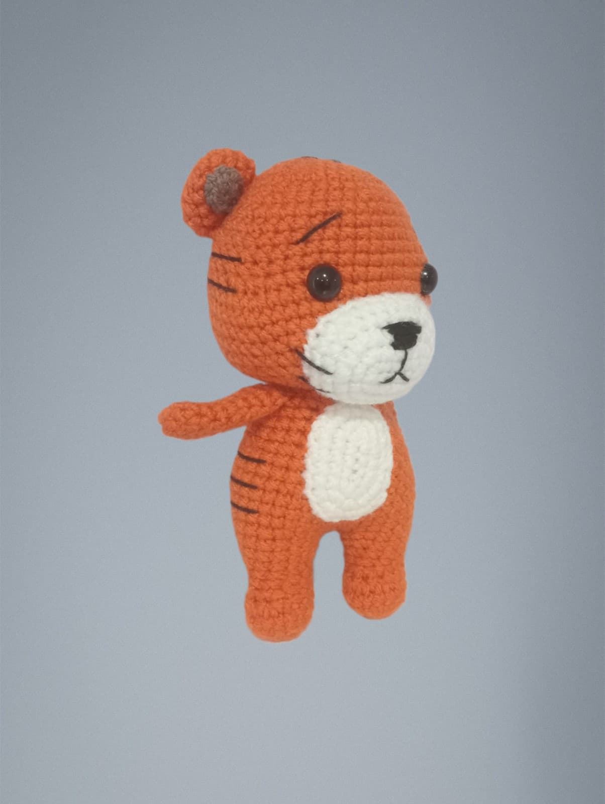 Peluche tigre hecho a mano a ganchillo (amigurumi). - Imagen 3