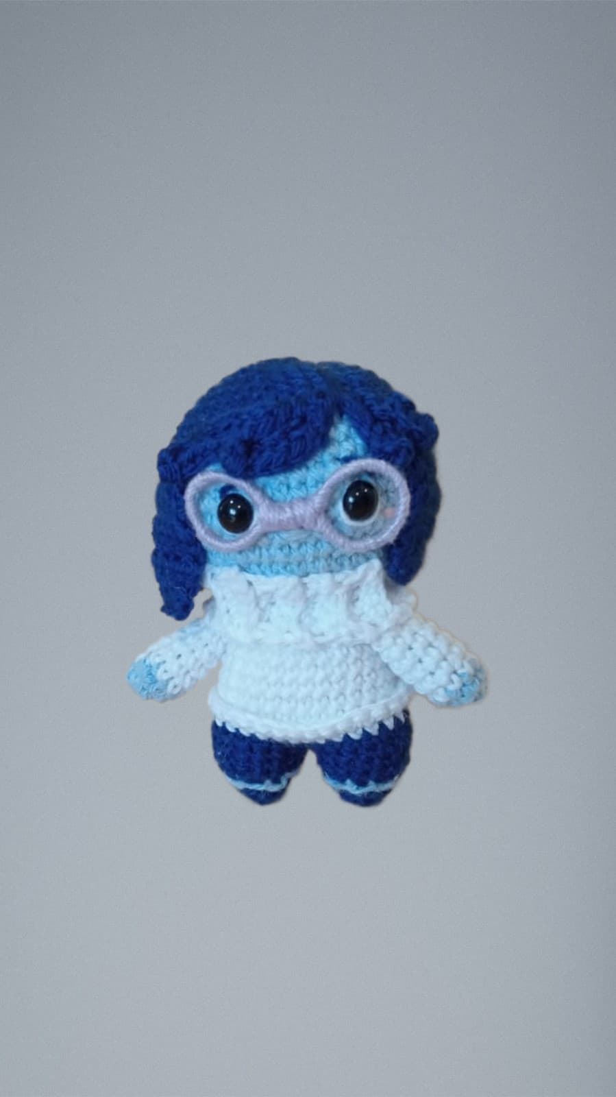 Peluche tristeza inside out del revés emociones hecha a mano a ganchillo (amigurumi). - Imagen 1