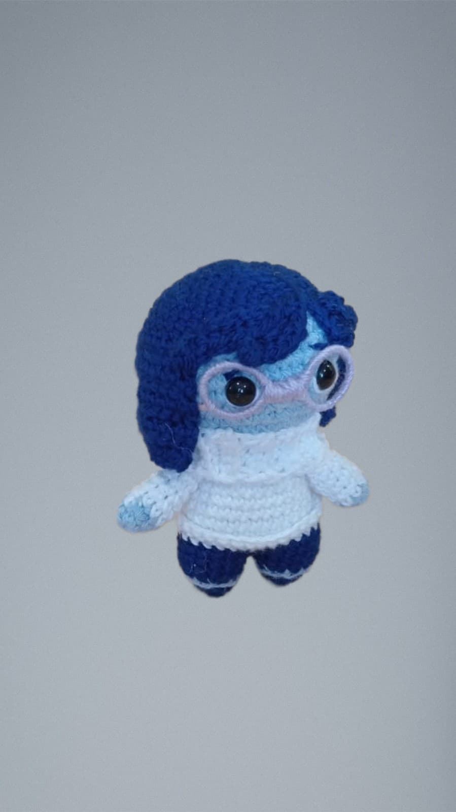 Peluche tristeza inside out del revés emociones hecha a mano a ganchillo (amigurumi). - Imagen 2