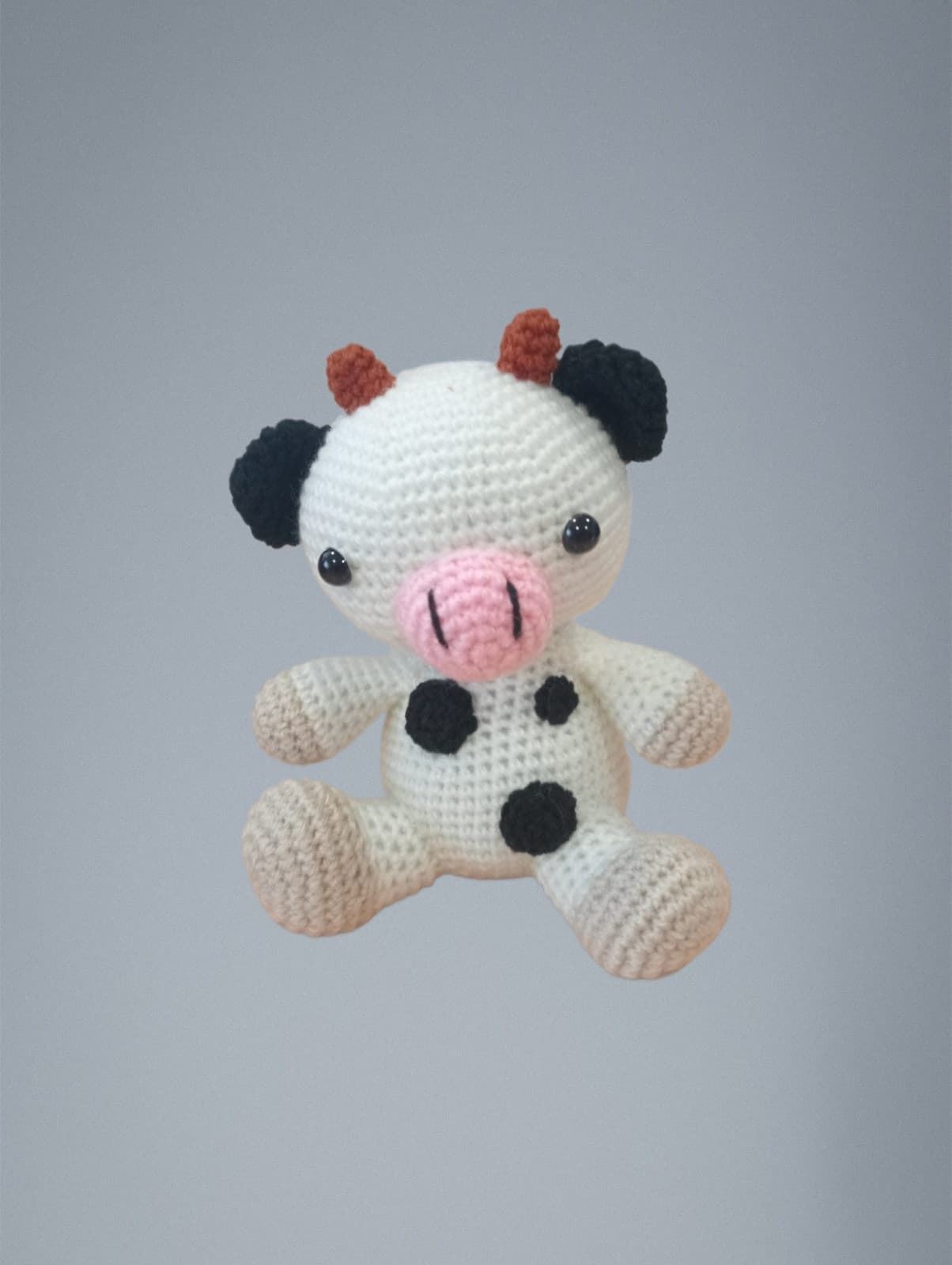 Peluche vaca hecha a mano a ganchillo (amigurumi). - Imagen 1