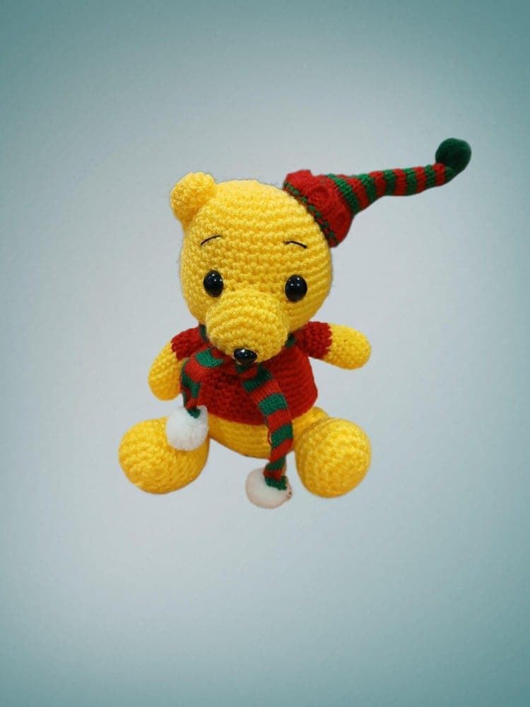 Peluche winnie pooh navideño-navidad hecho a mano a ganchillo (amigurumi). - Imagen 1