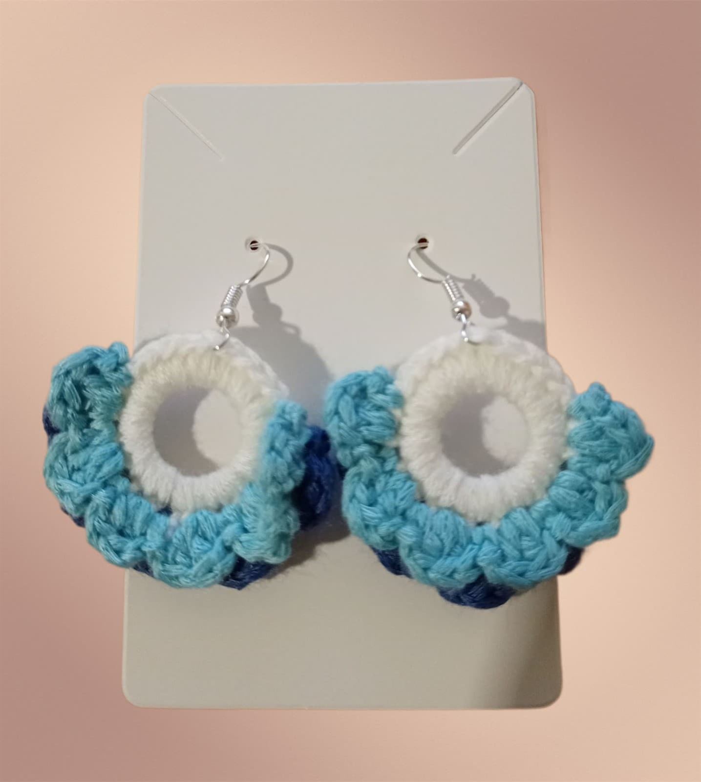 Pendientes lana de algodón azul y blanco hechos a mano a ganchillo. - Imagen 1