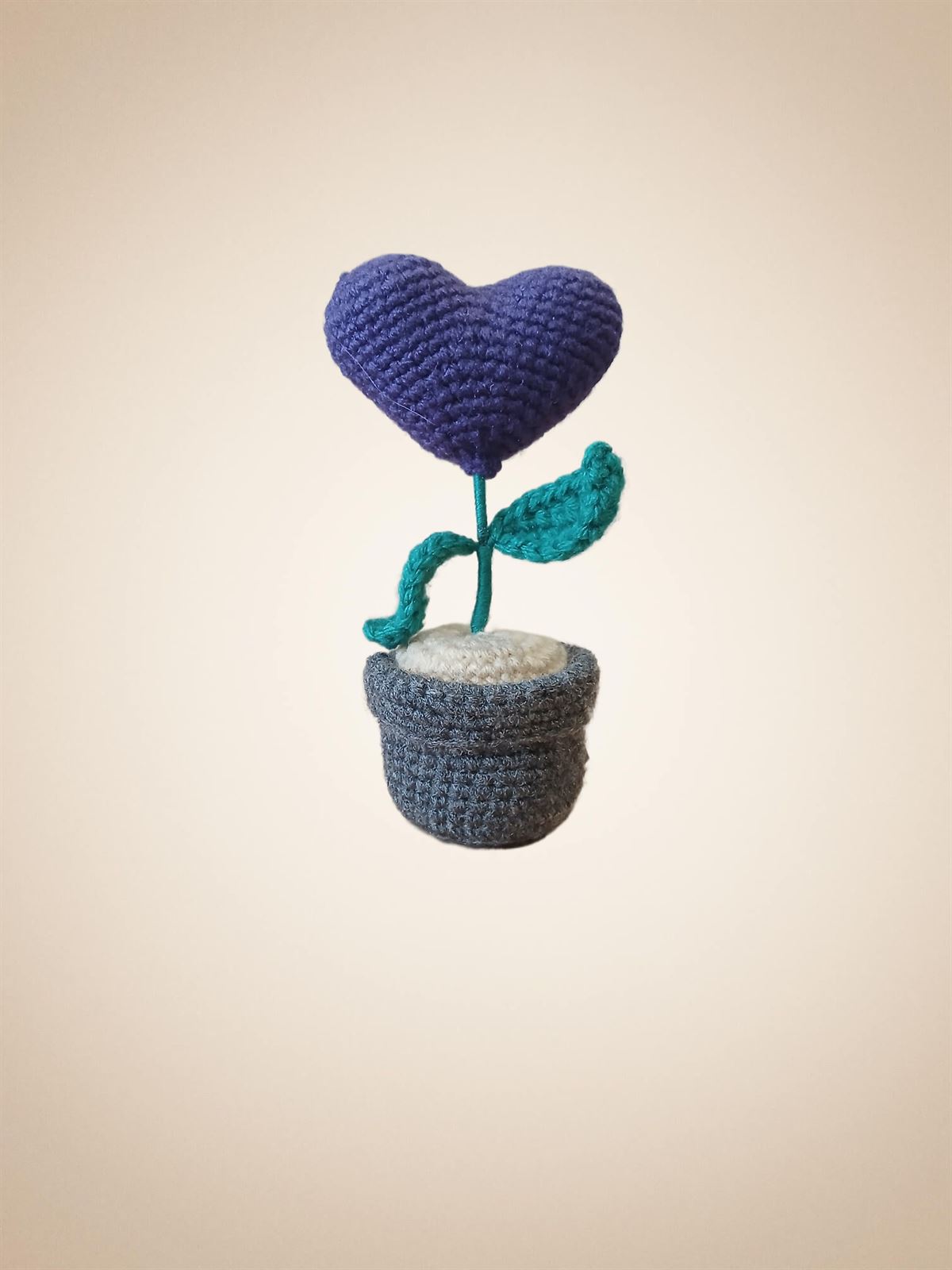 Planta con corazón lila hecha a mano a ganchillo (amigurumi). - Imagen 1