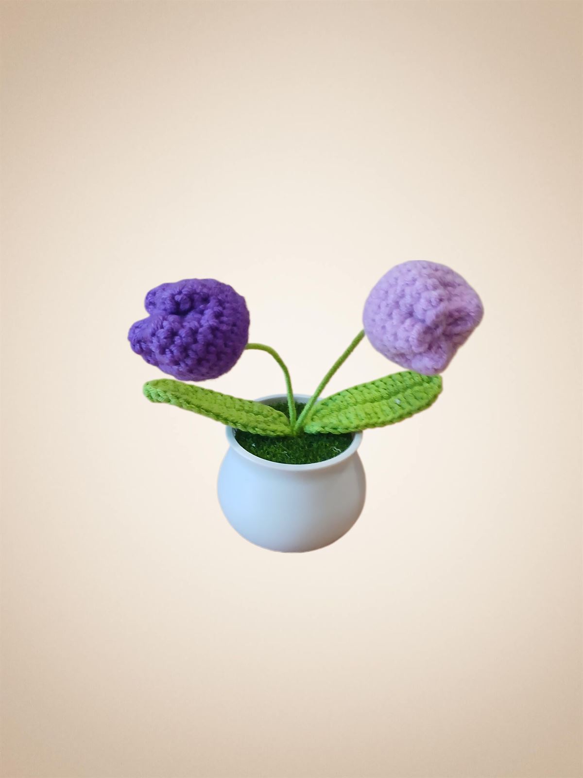 Planta con tarro blanco 2 tulipanes lilas hecha a mano a ganchillo (amigurumi). - Imagen 1