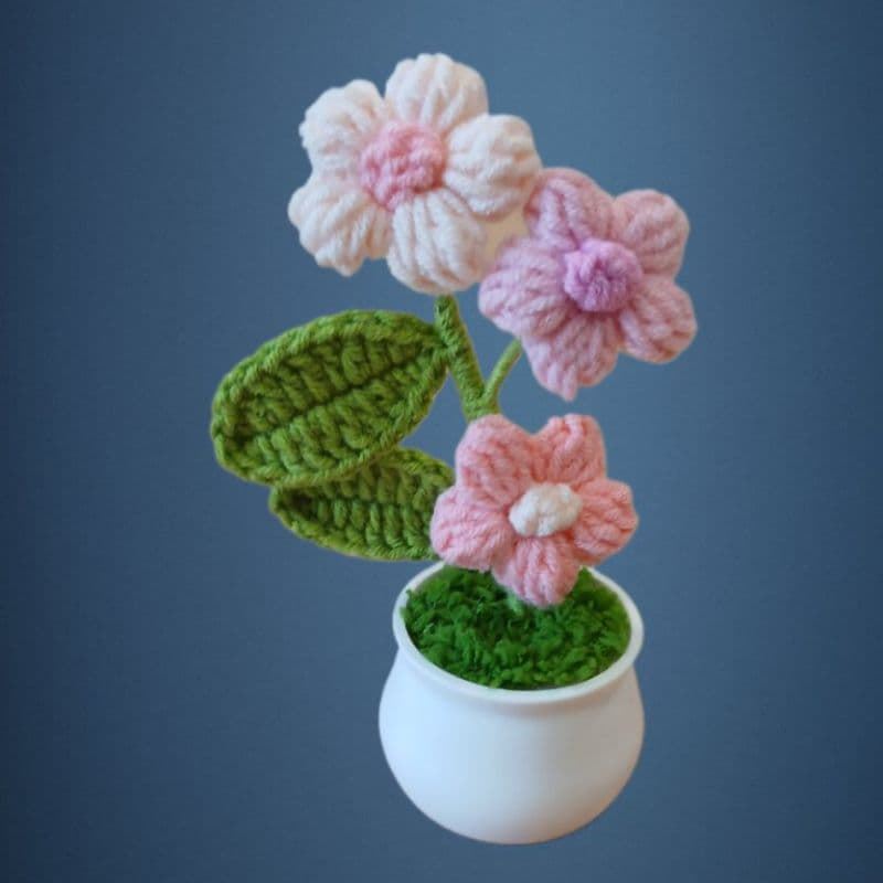 Planta con tarro blanco 3 flores rosas hecha a mano a ganchillo (amigurumi). - Imagen 1