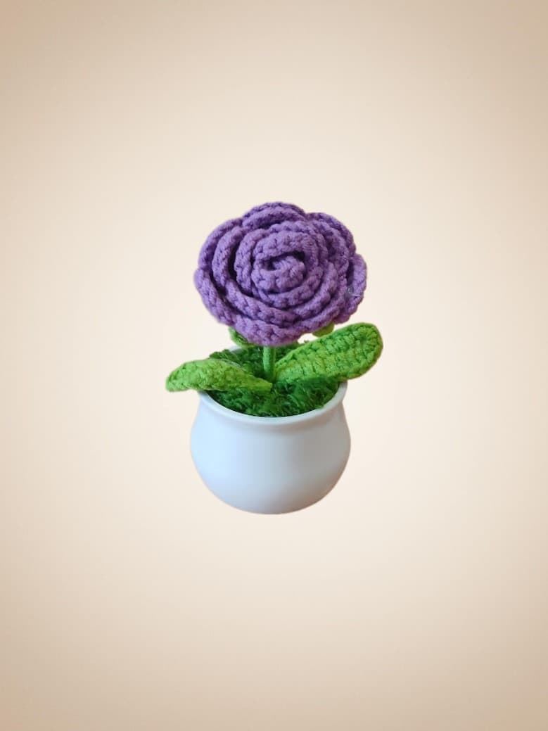 Planta con tarro blanco rosa lila hecha a mano a ganchillo (amigurumi). - Imagen 1