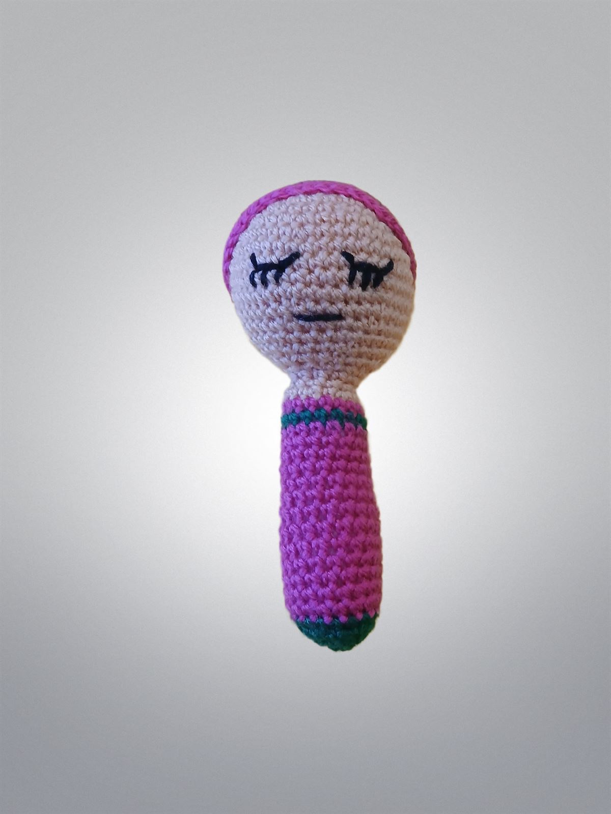 Sonajero niño con gorro rosa fucsia y verde hecho a mano a ganchillo (amigurumi) - Imagen 1