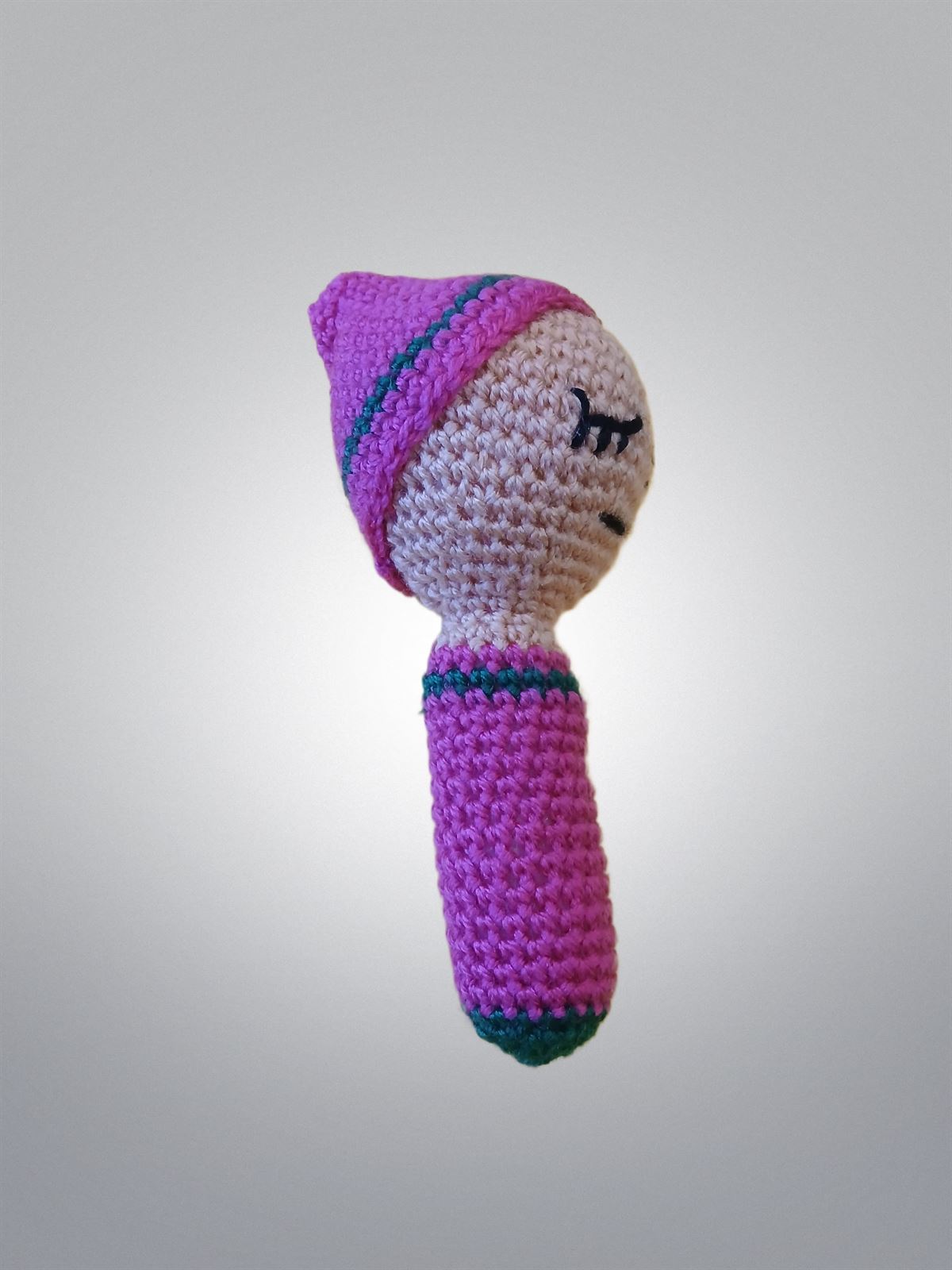 Sonajero niño con gorro rosa fucsia y verde hecho a mano a ganchillo (amigurumi) - Imagen 2